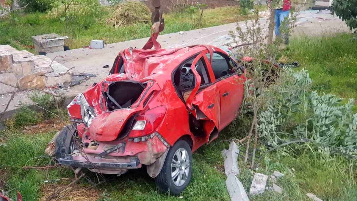 Samsun’da Kontrolden Çıkan Otomobil Yol Kenarındaki Evin Avlusuna Uçtu