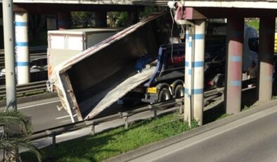 Trabzon’da feci kaza! TIR’ın üzerindeki kamyon dorsesi köprüye takıldı