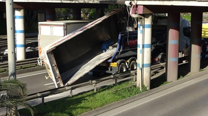 Trabzon’da feci kaza! TIR’ın üzerindeki kamyon dorsesi köprüye takıldı