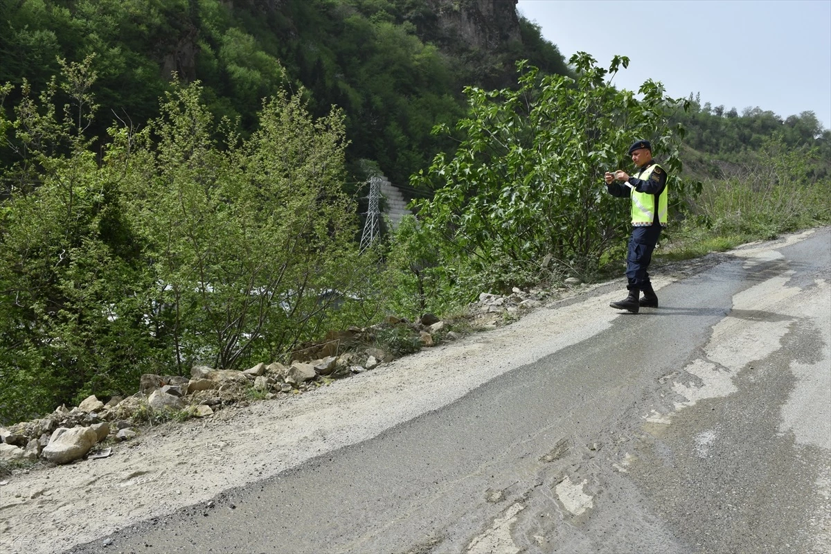 Trabzon’da kum yüklü tır uçuruma yuvarlandı: Sürücü yaralandı
