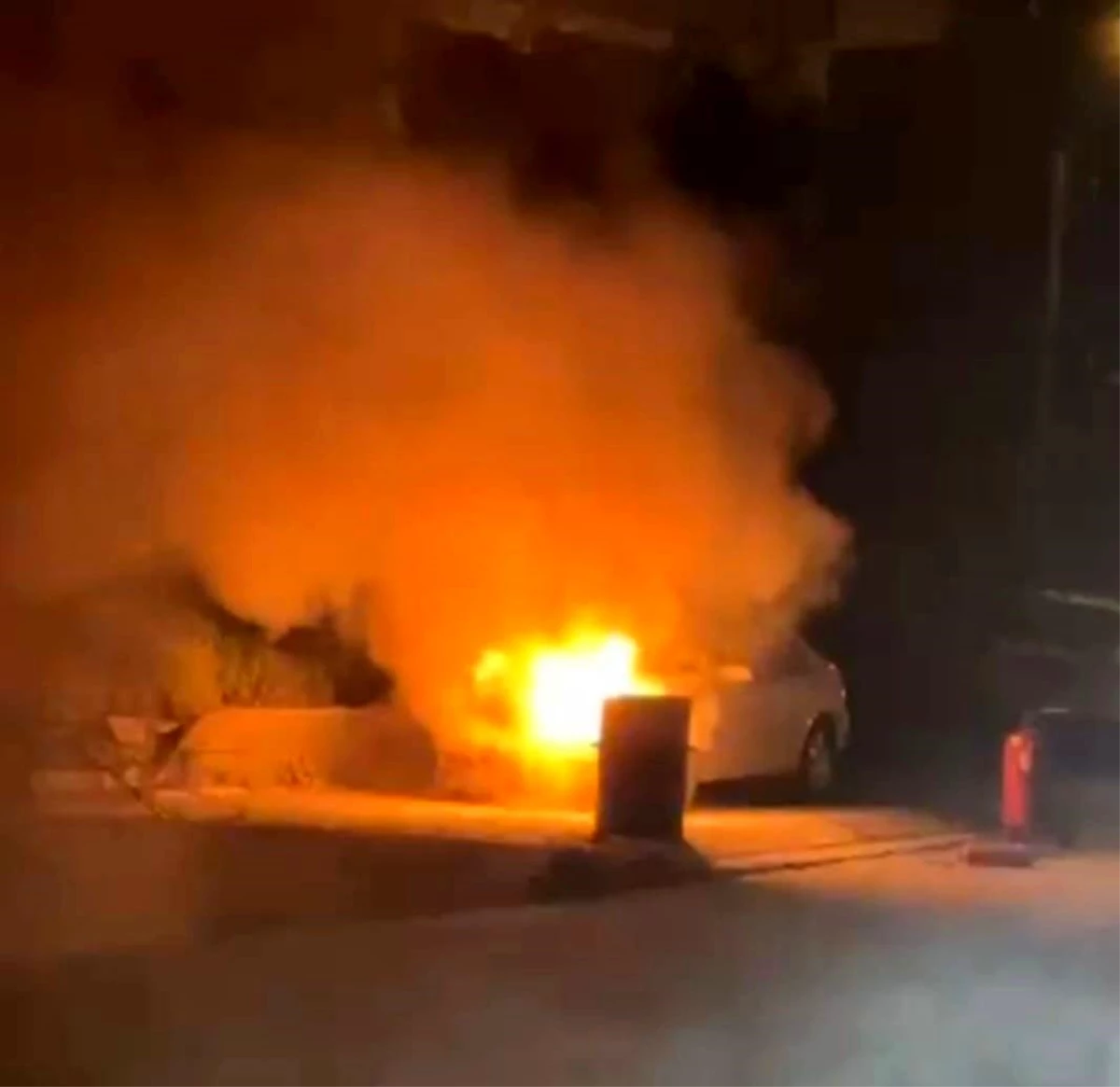Trabzon’un Akçaabat ilçesinde park halindeki otomobilde yangın çıktı