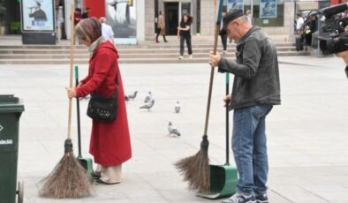 Aksaray’da ‘1 Mayıs’ sosyal deneyi; ellerine süpürge alıp temizlik yaptılar