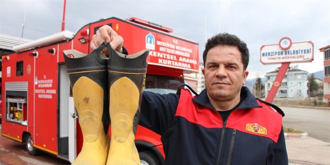 Ayağından çıkardığı botları depremzedeye giydiren itfaiyeci evinde ölü bulundu