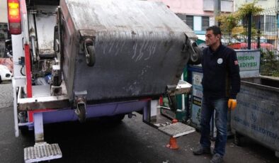 CHP’li Giresun Belediye Başkanı Köse, 1 Mayıs’ta işçilerle çöp topladı