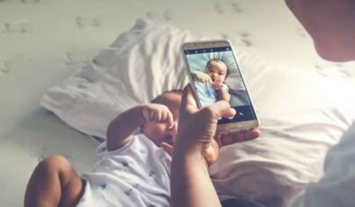 Çocuklarının video ve fotoğraflarını sosyal medyada paylaşan ebeveynlere uyarı