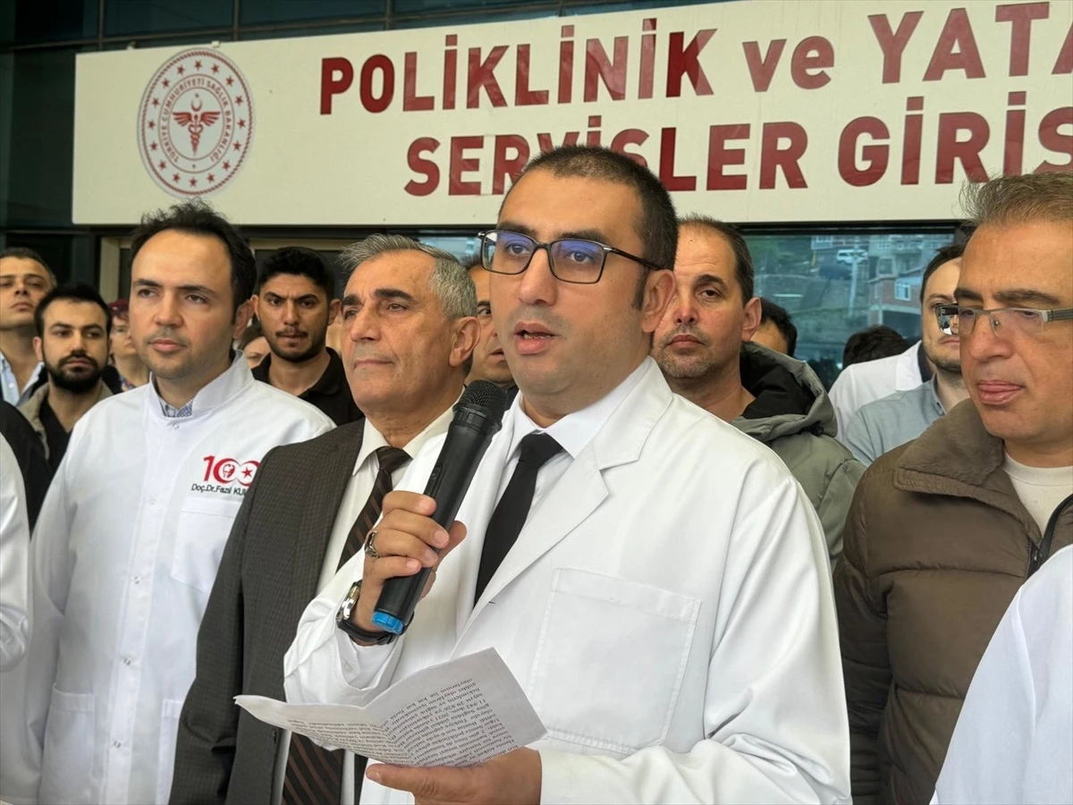 Giresun Üniversitesi Eğitim ve Araştırma Hastanesi’nde Doktora Saldırı Protesto Edildi
