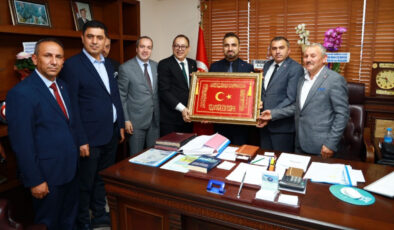 MHP’li İlyas Topsakal’dan, Vezirköprü Belediye Başkanı Gül’e ziyaret: Hilafet sancağı hediye etti
