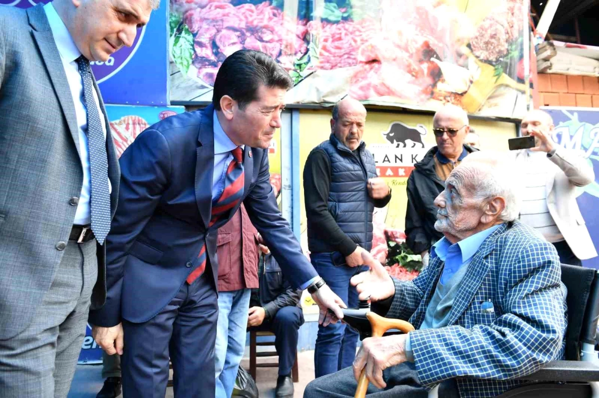 Ortahisar Belediye Başkanı Ahmet Kaya, bedensel engelli bir vatandaşa akülü tekerlekli sandalye hediye etti