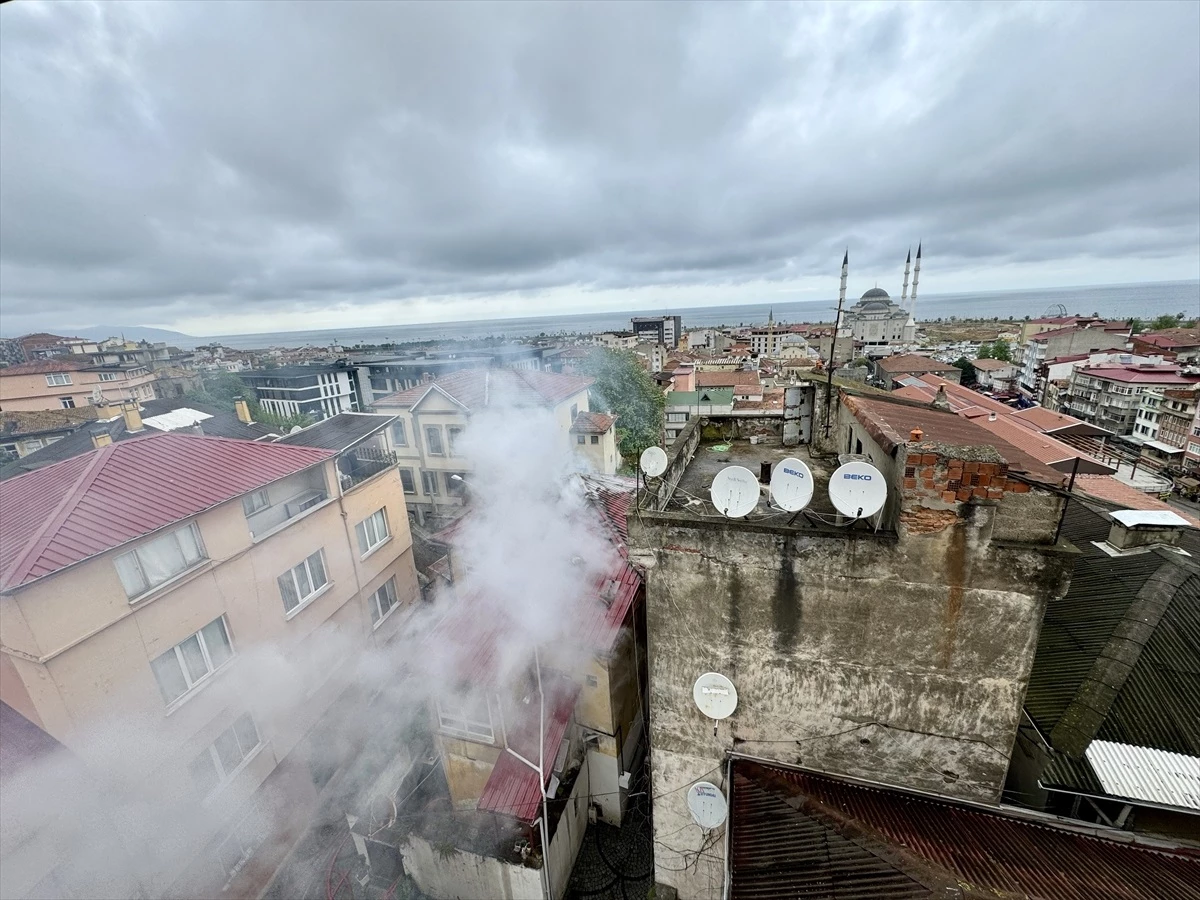 Trabzon’da müstakil evin çatısında çıkan yangın söndürüldü