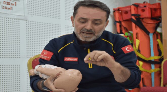Sağlıkçılar 3 bin kamu çalışanına Heimlich manevrası eğitimi verdi