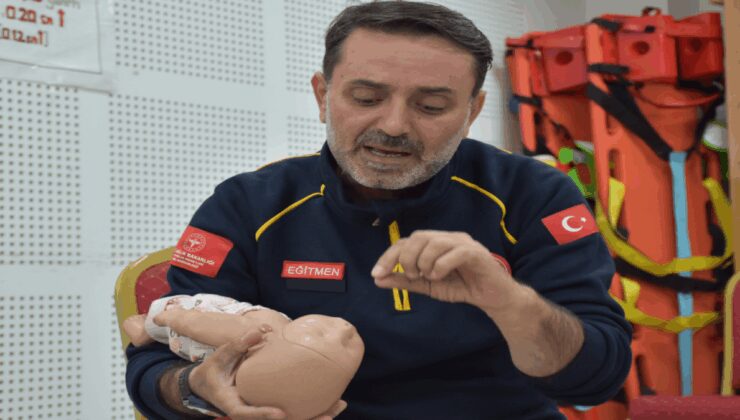 Sağlıkçılar 3 bin kamu çalışanına Heimlich manevrası eğitimi verdi