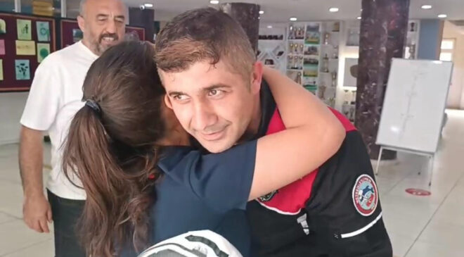 Trabzon’da sınava geç kalan öğrenciyi polisler motosikletle yetiştirdi